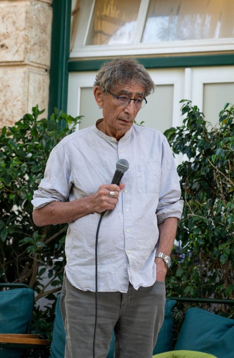 Dr Gabor Maté speaking to the circle