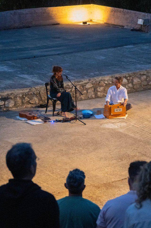 Voice and harmonium beneath the evening sky